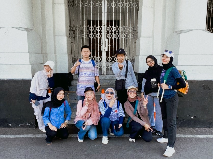 berfoto di sela kegiatan experiential learning Guru Cendekia Leadership School berfoto