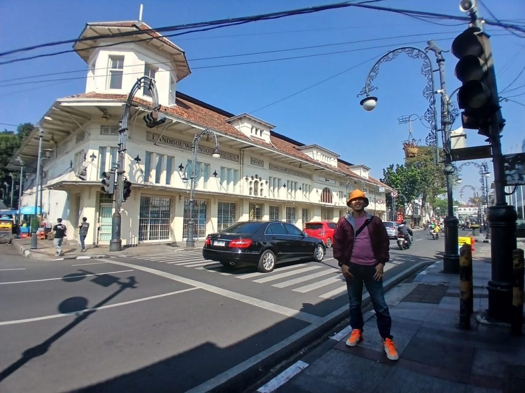 Kepala Sekolah Cendekia Leadership School Bandung Kepala Sekolah Cendekia Leadership School mengamati kota Bandung dan berfoto di Jalan Asia Afrika