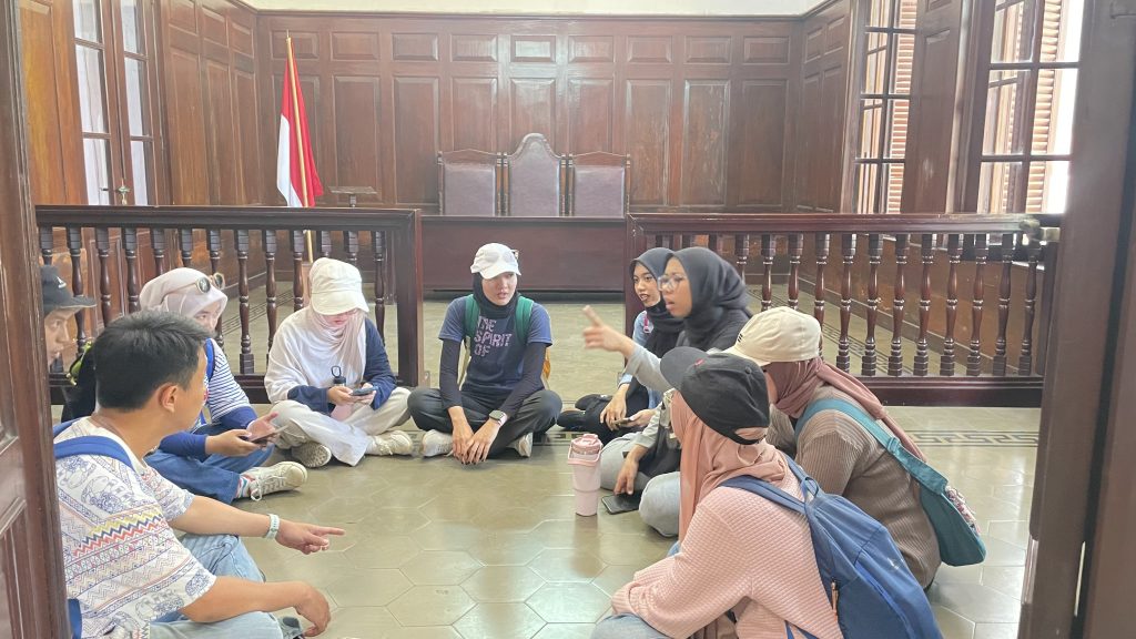 guru melakukan experiential learning Guru berdiskusi