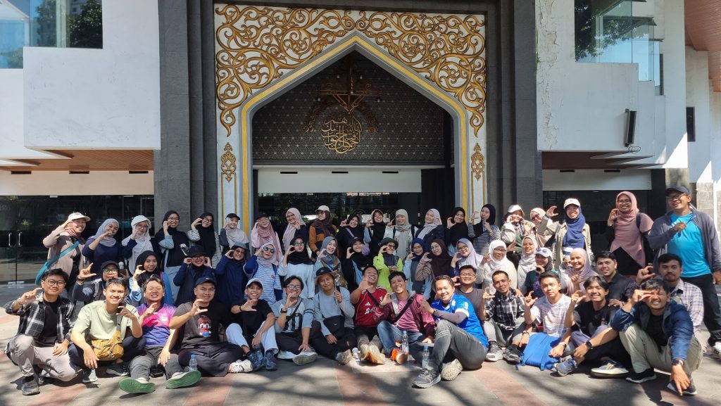 guru-experiential-learning-bandung.jpg Guru Cendekia Leadership School Bandung mengikuti kegiatan experiential learning dengan berjalan kaki menyusuri Kota Bandung untuk merancang pembelajaran kontekstual.