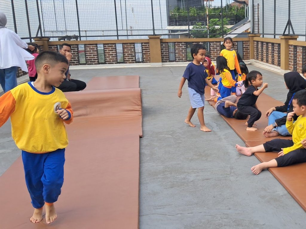 Siswa Preschool CLS bermain di area bermain outdoor sekolah