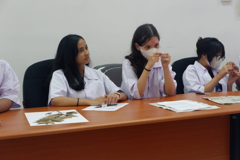 Siswa SMP CLS mengamati spesimen herbarium di laboratorium